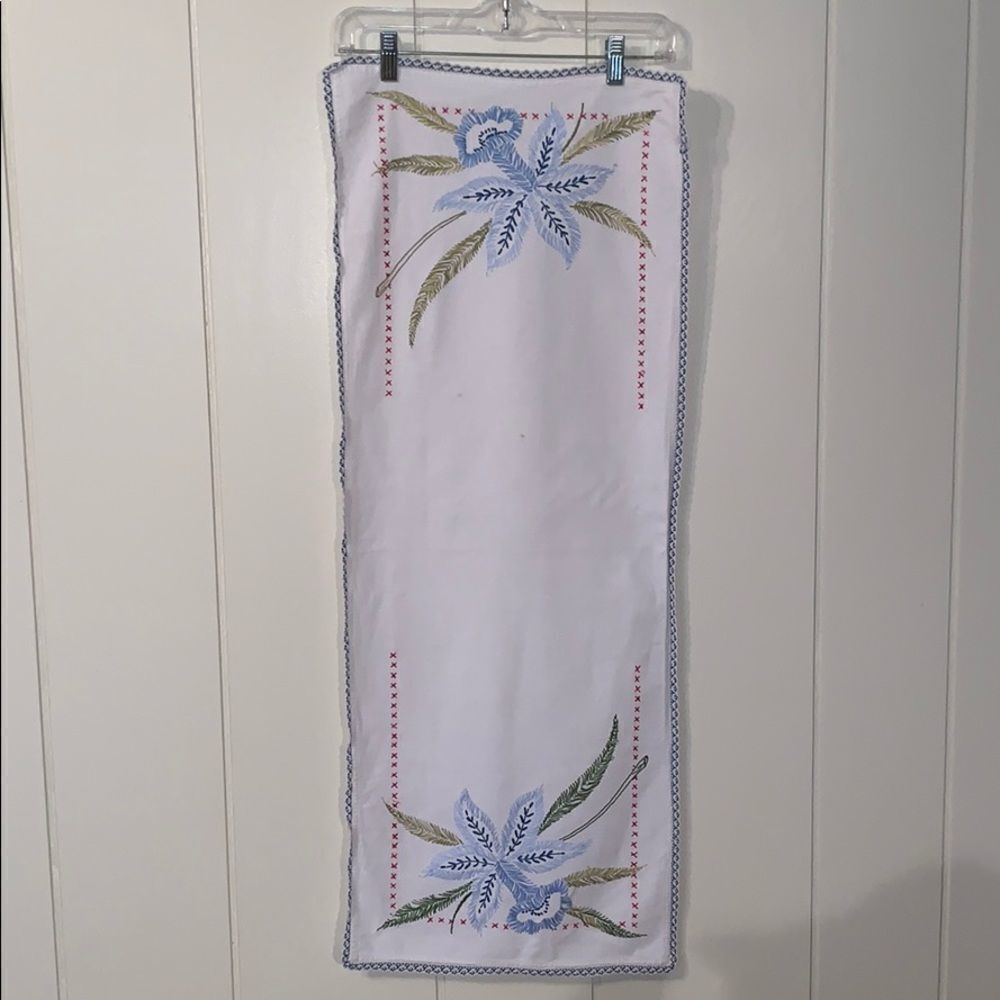 ‎Vtg cotton/linen embroidered table runner